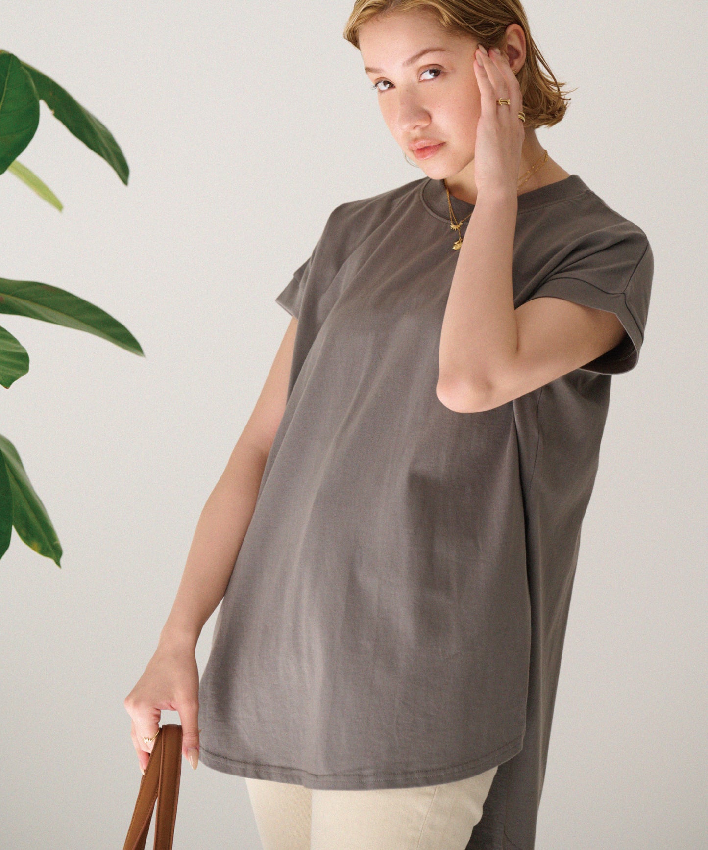 ラウンドヘムTシャツ