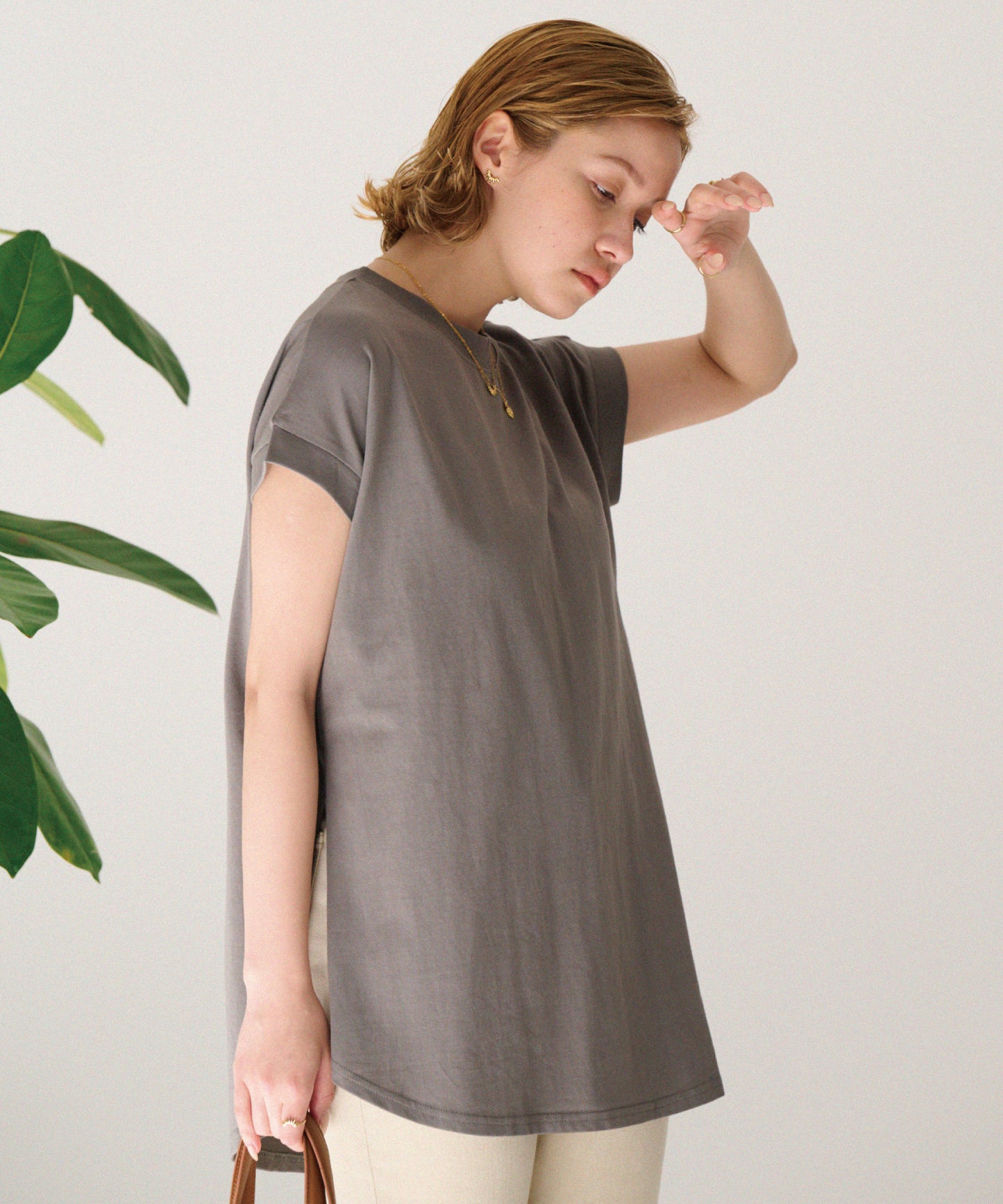ラウンドヘムTシャツ