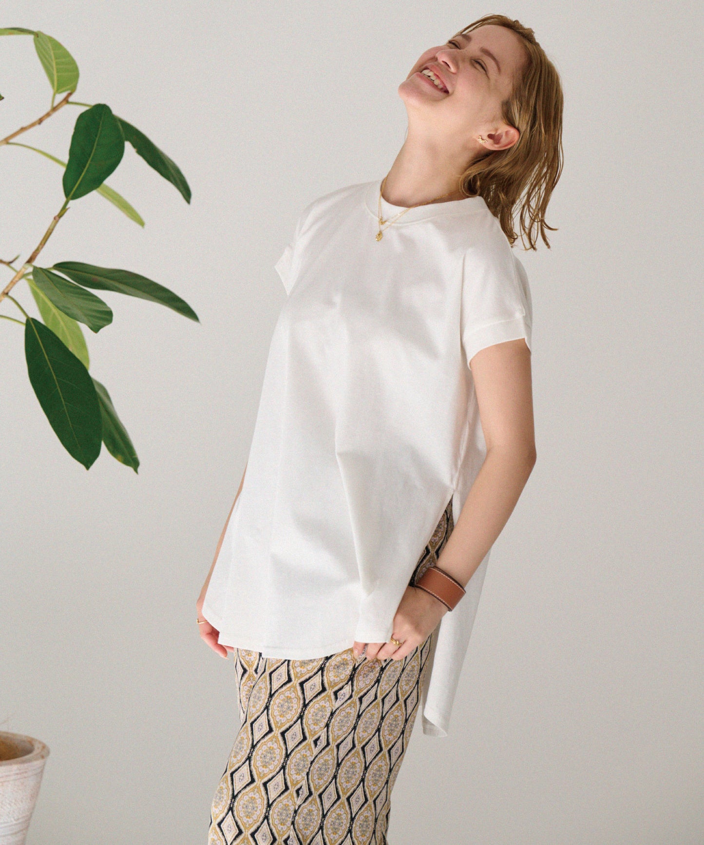 ラウンドヘムTシャツ
