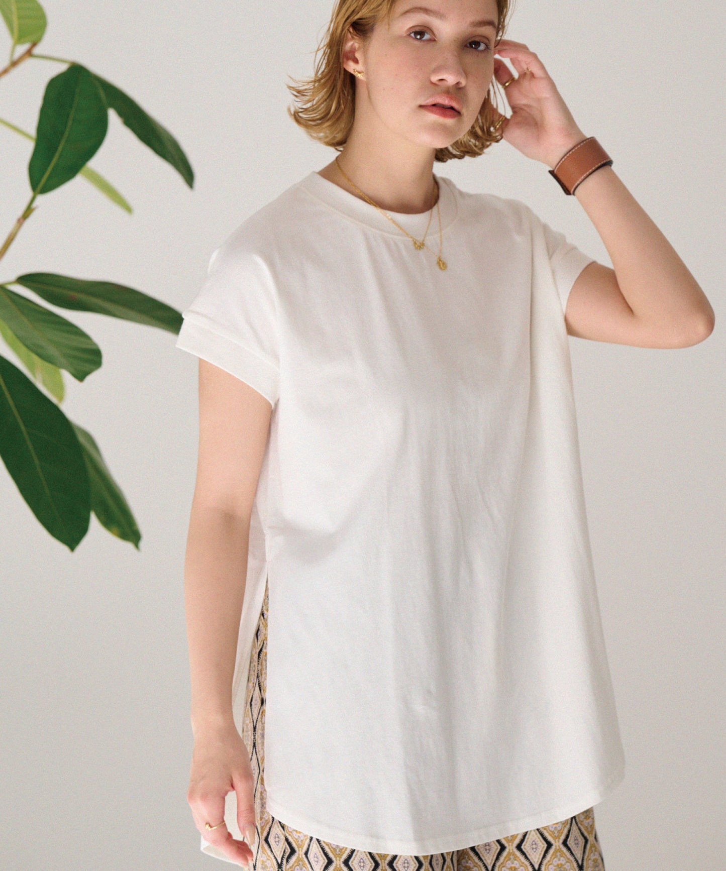 ラウンドヘムTシャツ